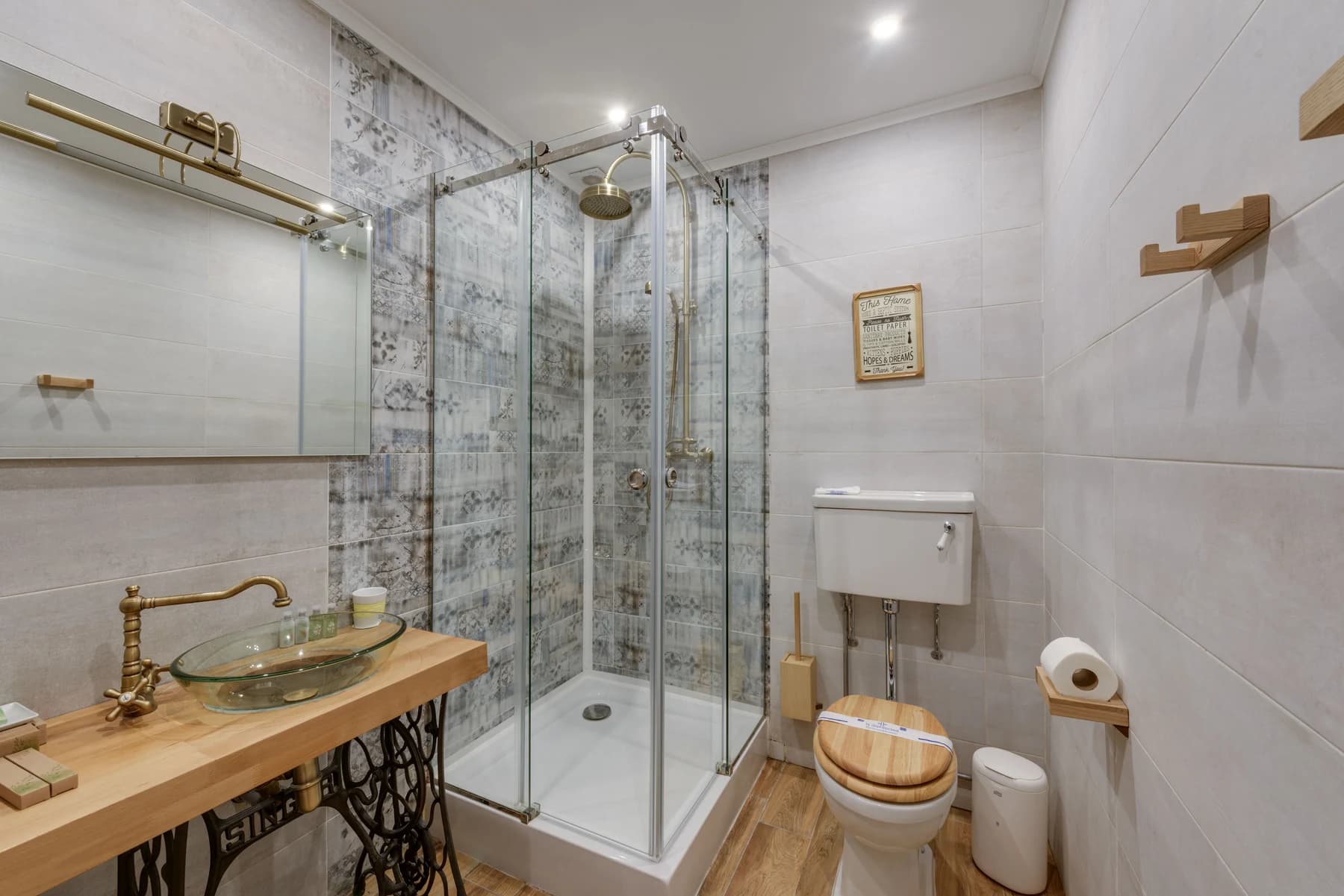 Salle de bains après rénovation, avec douche vitrée et meuble vasque